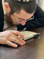 בדיקת מזוזה בבית חב״ד