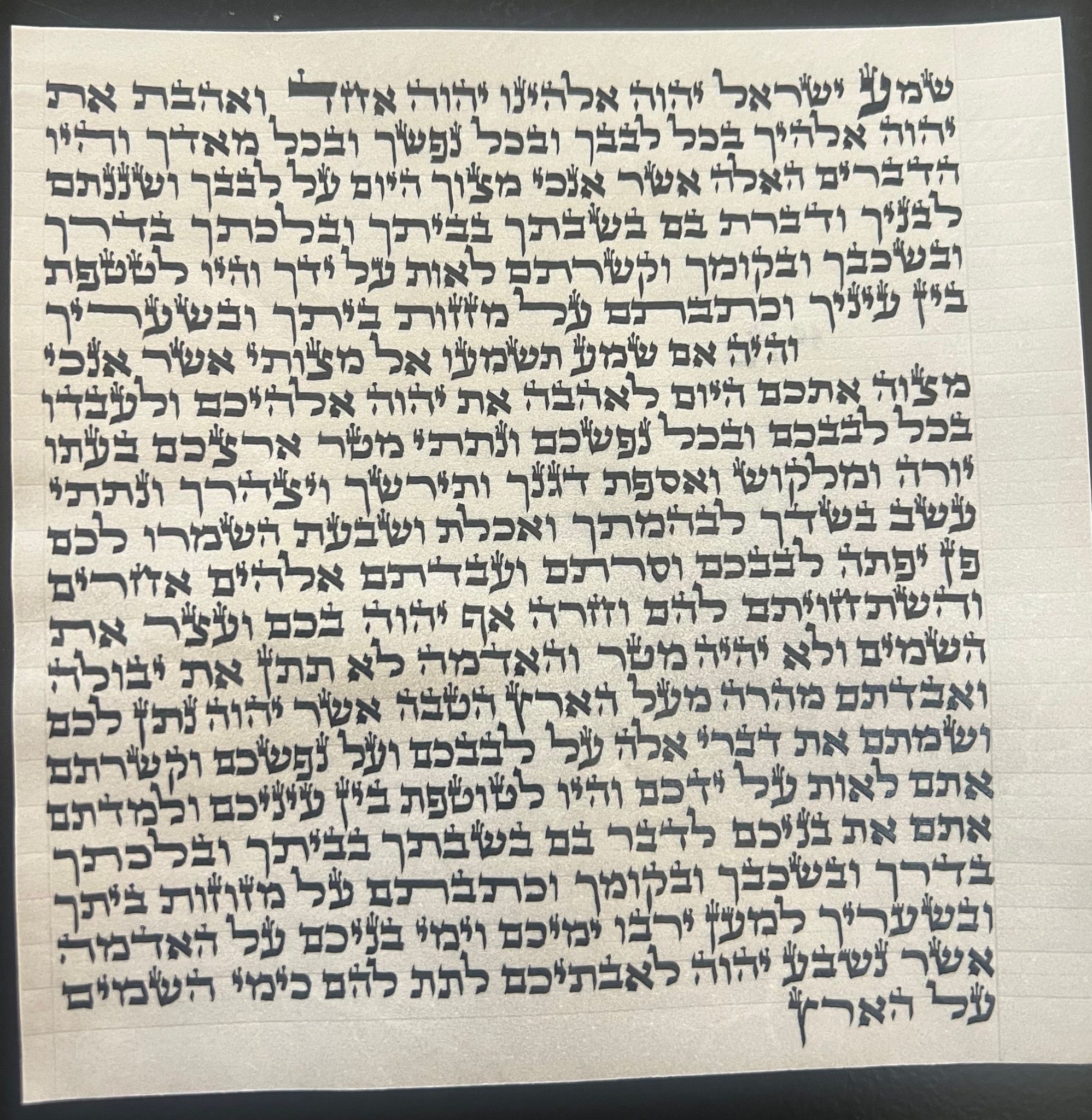 7cd915bd-0d37-4872-8ebf-fdf376fd676f קלף מזוזה ספרדי מהודר - גודל 15 ס״מ – תמונה 1